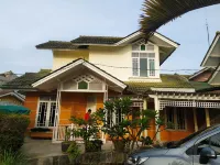 Villa Lucky - Neat & Comfort Villa with 4 Bedrooms + 2 Bathrooms + 1 Gazebo & BBQ Hotel di Palasari