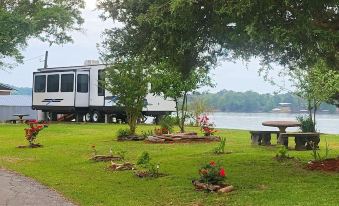 Lakeside Retreat on Neely Henry Lake 1 Bedroom Villa by RedAwning