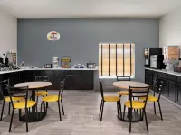 Super 8 by Wyndham des Moines Hotels in Saylor