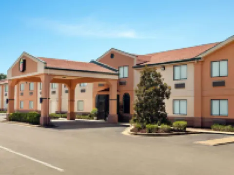 Super 8 by Wyndham Clinton Hotels in Clinton