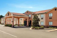 Super 8 by Wyndham Clinton Hotels near Mississippi College