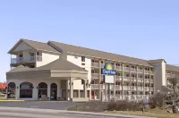 Days Inn by Wyndham Apple Valley Pigeon Forge/Sevierville Hotel dekat D Garden
