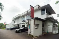 RedDoorz Syariah Near Taman Air Mancur Bogor