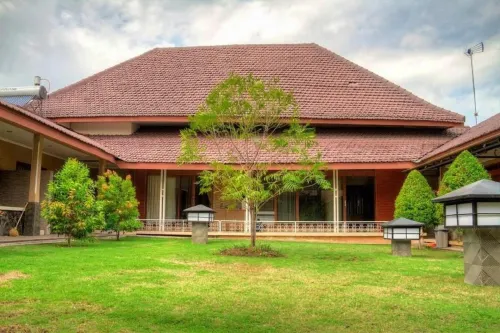 Kartika Syariah Guest House - parking
