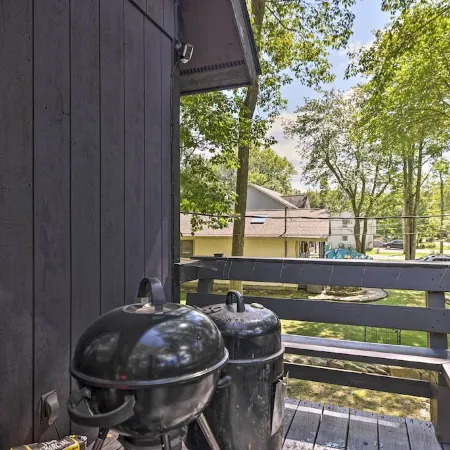 Pocono Summit Getaway with Game Room Walk to Lake!