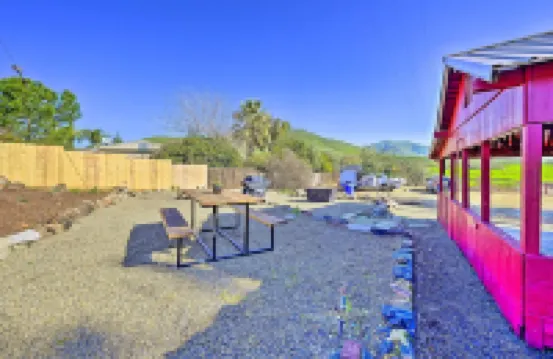 帶有塞拉內華達山景的平靜農舍