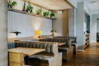 Holman Riverfront Park Hotel Salem,Tapestry Collection by Hilton - parking