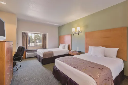 La Quinta Inn & Suites by Wyndham Tulare - parking