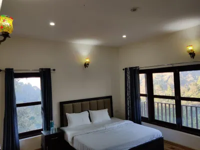 네이처 로어 포레스트 리조트 Khurpatal lake and mountain view 주변 호텔