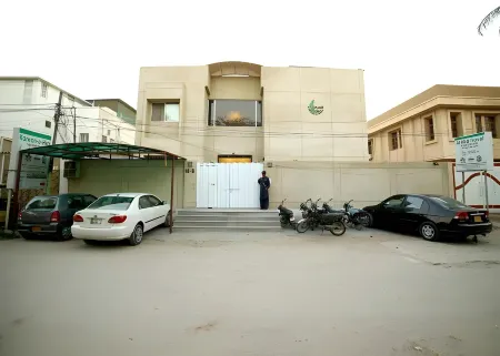 Hira Guest House Отели рядом с достопримечательностью «Мавзолей Джинны»