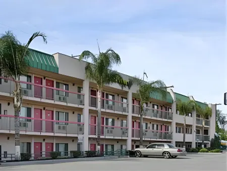 Days Inn by Wyndham Ontario Airport Отели в г. Апланд