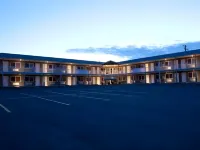 Shoreside Inn & Suites Hotels near River Cree Twin Rinks
