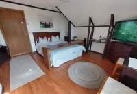 Cronin's Guesthouse Bed & Breakfast Hotels near Pirunkirkko Trail
