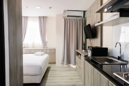 Minimalist Studio Room at Bintaro Icon Apartment by Travelio Отели рядом с достопримечательностью «Al Ikhlas Mosque BSD Junction»