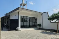 Guest House Saqeena Syariah Near Blitar Park RedPartner Hotel a Reggenza di Blitar