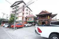 บ้านอยู่เย็น - ที่มีที่จอดรถ