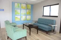 Days Inn by Wyndham le Roy/Bloomington Southeast - Motels