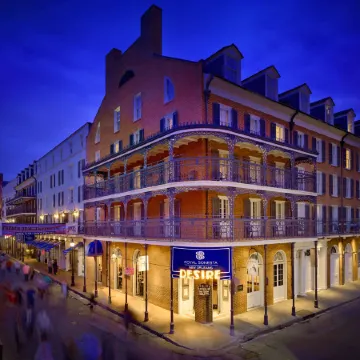 The Royal Sonesta New Orleans Отели рядом с достопримечательностью «Кафе Du Monde»