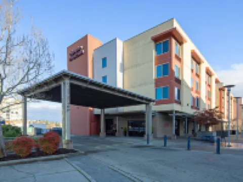 แฮมป์ตัน อินน์แอนด์สวีทส์ เบรเมอร์ตัน โรงแรมในเบรเมอร์ตัน