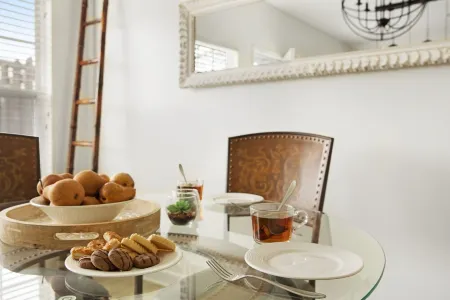 Escape to Luxury: Nashville's Chic Townhouse Haven/ Near Gulch and Downtown