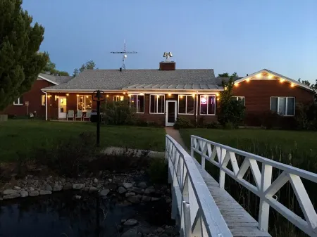 Gorgeous LUXE Lodge 80 Acres cattle Ranch pond Views Close Nat Parks Ski McPhee