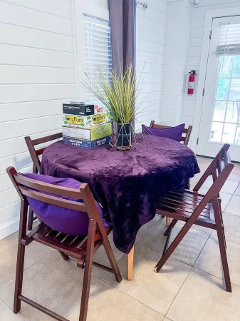 Beautifully Designed Oasis - Blocks to UF Stadium!