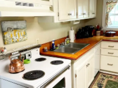 Adorable 2 Bedroom Cottage 3 blocks from downtown square ハリソンのホテル