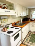Adorable 2 Bedroom Cottage 3 blocks from downtown square