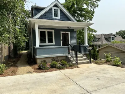 Bright and clean home within a quick walk to Hyde Park Square Hotels near Lunken Airport