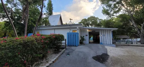 Hidden gem in Key Largo, bunk room, outdoor kitchen, 2 pools, laundry, 2 beaches