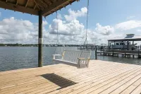 One Q-ute Cottage : Beach and Bay Retreat w/ Pool