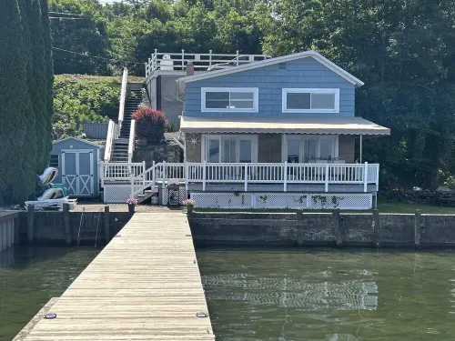 Seneca Sunrise Cottage - Lakefront Home on the Finger Lakes Wine Trail!