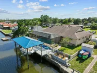 Waterfront Deep Canal.Gulf Access.Pool Home! Pool Table.Sleeps8.