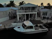 Beautiful Ocean view with 35' private seawall, 80' Heated Pool, Hottub