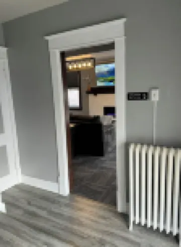Historic Downtown Apt Steps from Eateries & Wvu