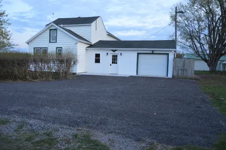 Apple View- Quiet, handicap accessible country home with a hot tub!