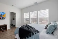 Downtown FW Stockyards TCU HotTub MiniGolf with Skyline View