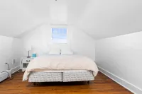 Kaiser House Sleeps 8, Traverse City 3 minutes away!  Pet friendly Elmwood Charter Township住宿飯店