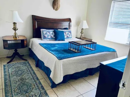 BestStays@Sapphire- a Duplex Near Hospitals large groups ok.TVs in all rooms Отели в г. Тилер