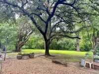 4 miles from Downtown this charming studio offers a cozy retreat for your stay.
