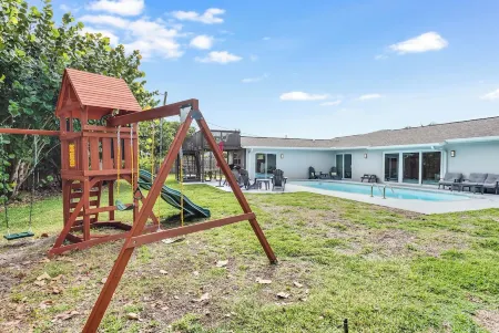 Beachside Private Pool/Yard Kid&Pet Friendly. 3 min from the Beach Отели рядом с достопримечательностью «Irene H. Canova Park»