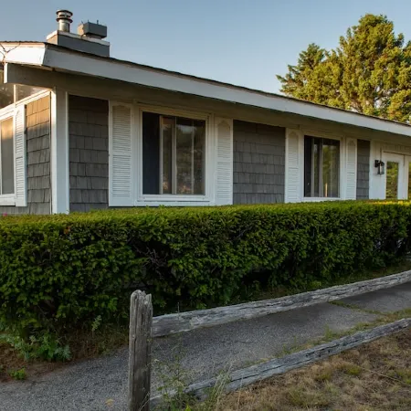Airy beach cottage steps away from Pine Point Beach!