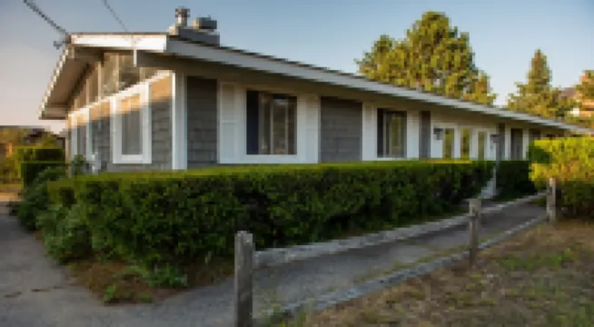 Airy beach cottage steps away from Pine Point Beach!
