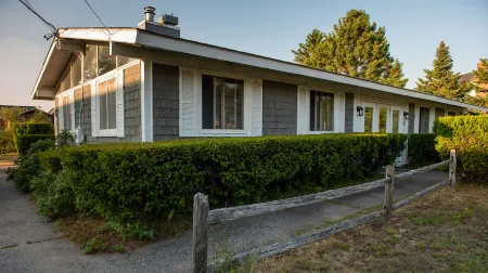 Airy beach cottage steps away from Pine Point Beach!