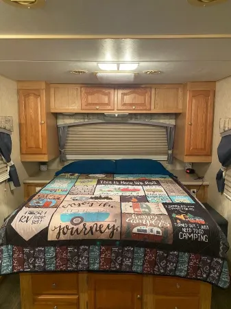 RIO FRIO SUNSET GLAMPER-AFFORDABLE, CLEAN, CLOSE TO GARNER ST. PARK& FRIO RIVER