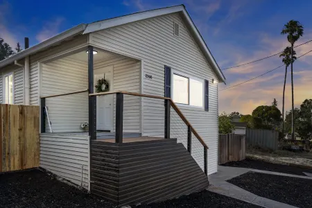 Martinez Manor - Modern Home - Close to downtown Отели рядом с Аэропорт Бьюкенен