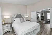 Castle Glow - 2Br - BBQ Gr - Walk to Kroger Field