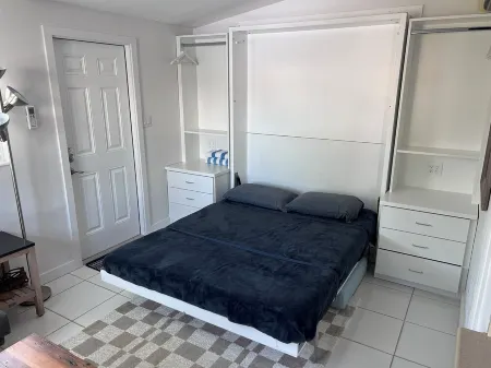 Steps from Siesta Village and the Beach Отели в г. Сиеста-Ки