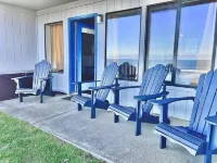 1st floor Oceanfront studio with king bed and hot-tub & AC