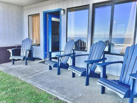 1st floor Oceanfront studio with king bed and hot-tub & AC Отели рядом с достопримечательностью «Порт оф Ньюпорт - Коммершиал Марина»